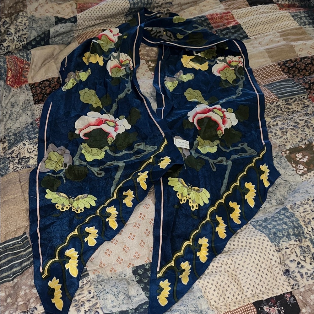 Vintage Metropolitan Museum of fine art Silk Japan Oblong scarf 10” x 74”